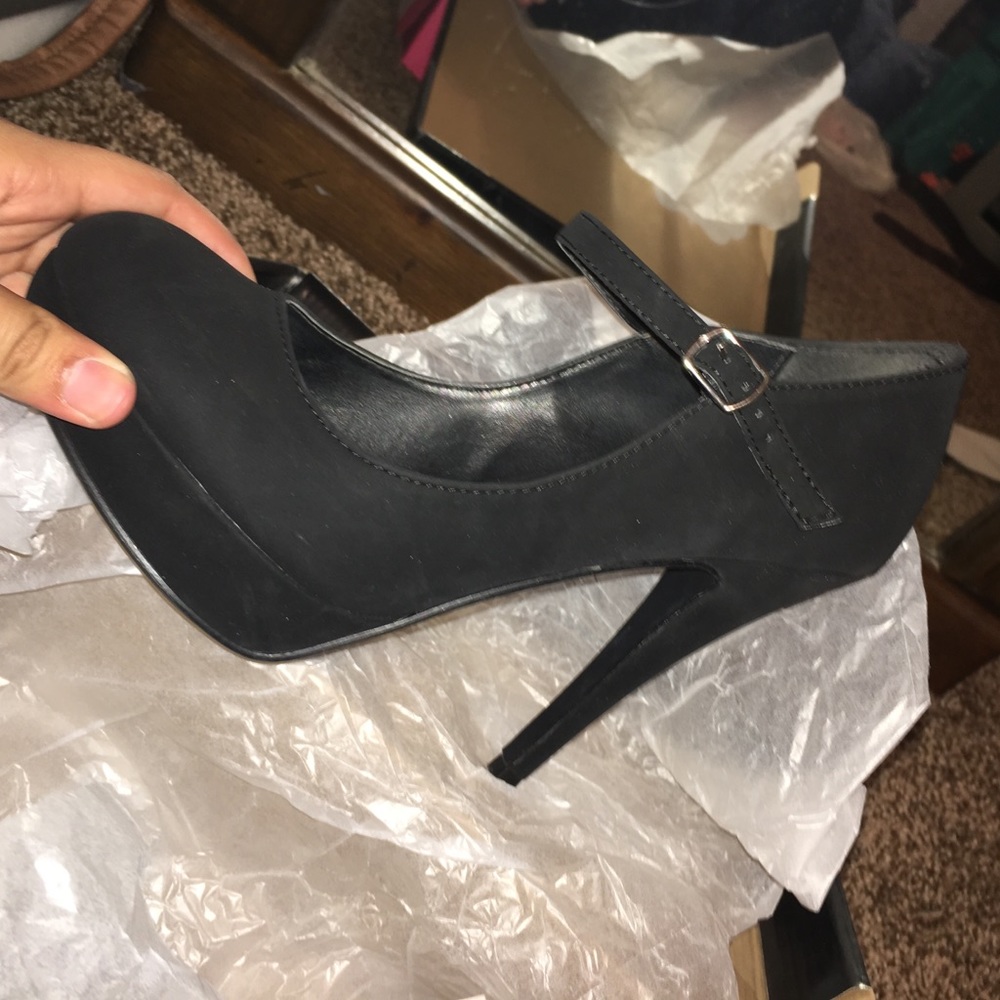 Black mary jane heels